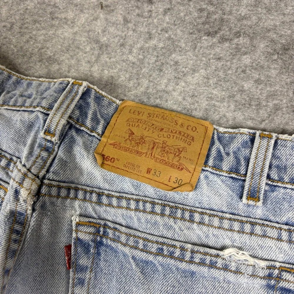 Vintage Levis 560 Loose Fit Tapered Leg Jeans Light Wash Denim 33x30 Made in USA